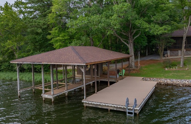 Gem! Lakefront, Firepit, Dock w/Boat Slip, Hot Tub, Kayak