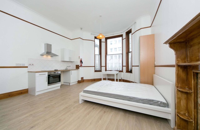 Generous Studio Apartment in Kensington