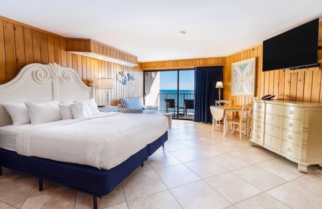 Gentle Whispers Oceanfront King Room 6th Fl