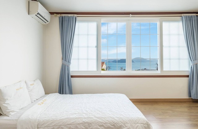 Geoje Kkachi and Santorini Pension