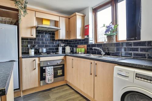 George House-WeeklyStay-CentreLocation-Student-Business-Parking-Sleep8