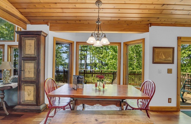 Georges Pond Hideaway - Bright and Sunny Oasis!