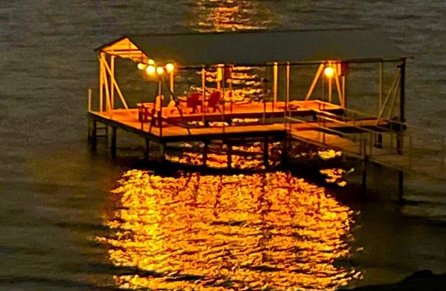 Georgia Shores Cheerful Lakeside Cottage