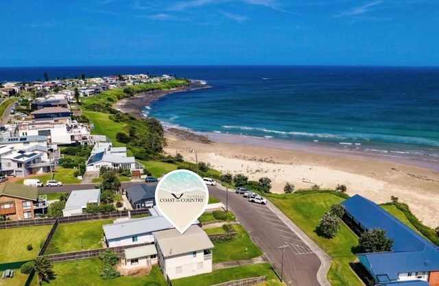 Gerroa House located mere steps from Seven Mile Beach.