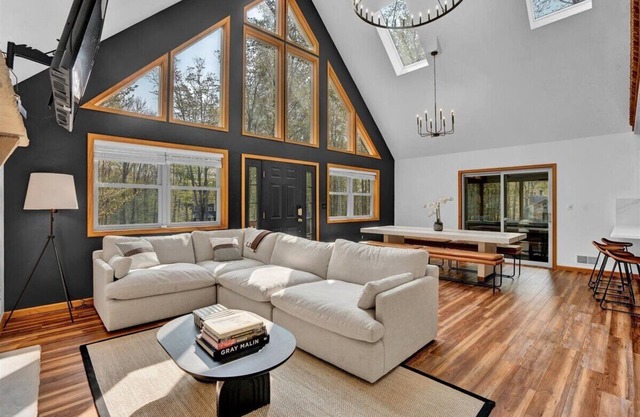 Getaway Chalet hot tub,game room, peloton, ev charger