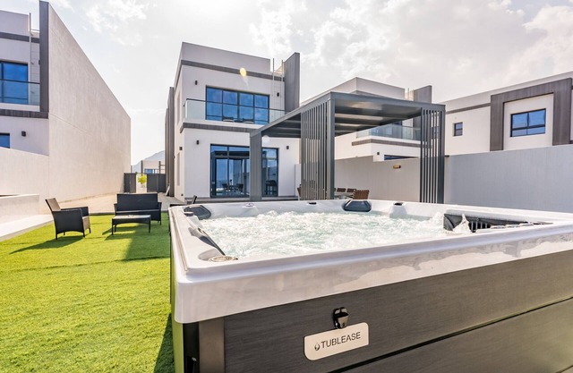 Getaway Deal 3BR w/Outdoor Jacuzzi + Scenic Views, Al Dana Island by Deluxe Holiday Homes