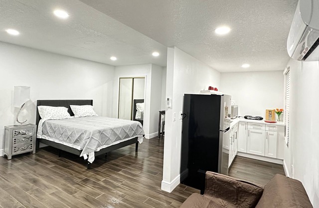 Getaway / Private SUITE B Tranquility 🏡 close to ✈️ beach, mall, park, zoo