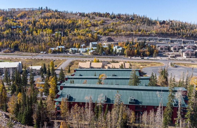 Giant Steps 58 Walk to the park & Bristlecone Pond, shops & local restaurants.