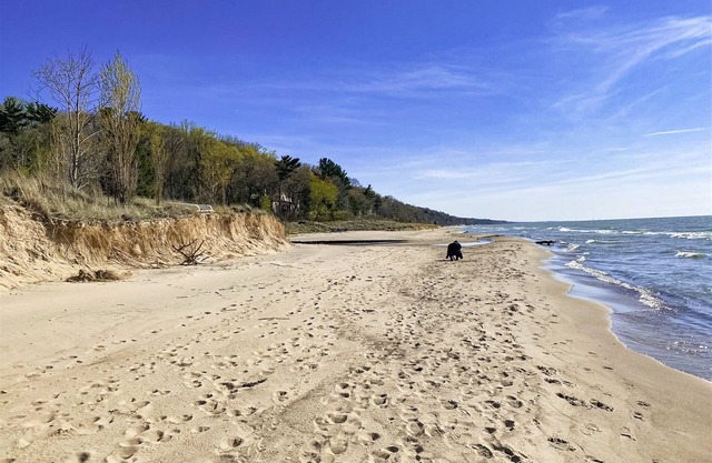 Gigantic lakefront home with private hot tub, washer/dryer, AC, deck, & firepit