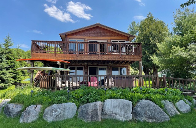 Giggles on Torch Lake - cozy lakefront cabin w/BRAND NEW furniture and hot tub