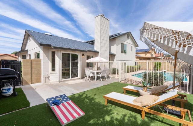 Gilbert Getaway - pool+games+pool table