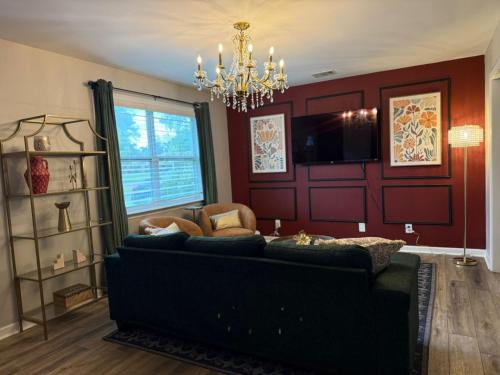 Gilded Magnolia Hideout, Sleeps8, Hot Tub, pet friendly