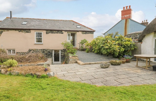GILLY SKYBER, pet friendly, with a garden in Mawgan