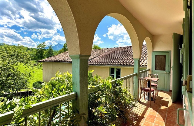 Gîte COMMINGEOIS 13 persons with swimming pool facing the CAGIRE mountain