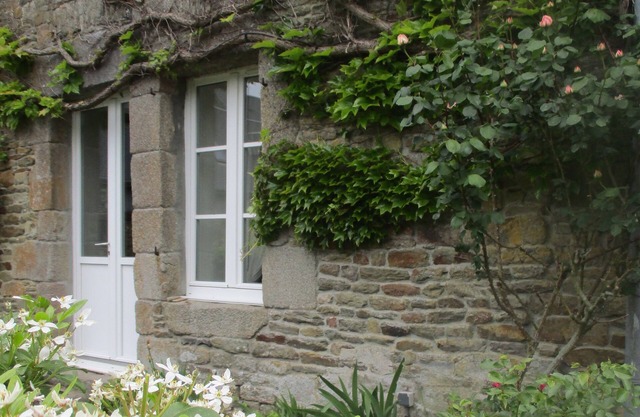 Gîte de Tissey in the Bay of Mont-St-Michel, quiet and cosy with wood-burning stove.