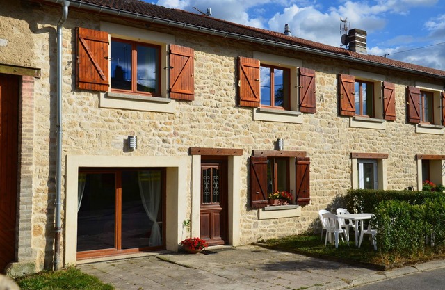GÎTE L'EFFRAIE 4/6 persons 3 bedrooms, jacuzzi games room, 10 min from Verdun