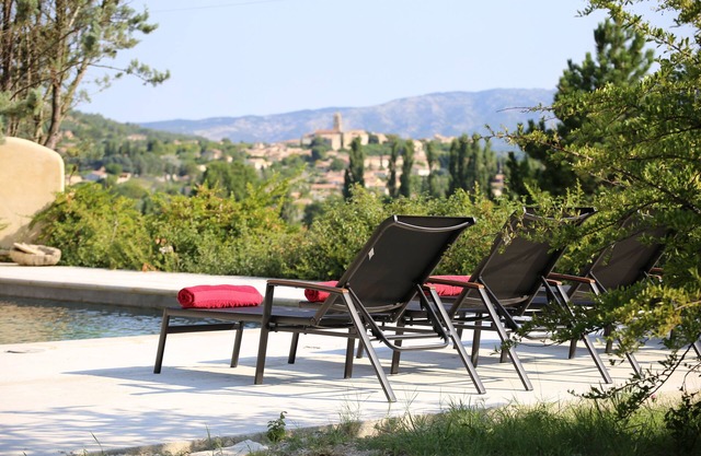 Gîte on 5 private hectares with swimming pool, view of Mont Ventoux