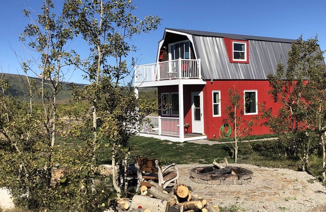 Glacier Lookout - Spacious, New & Villa Overlooking the Rockies & St Mary Lakes