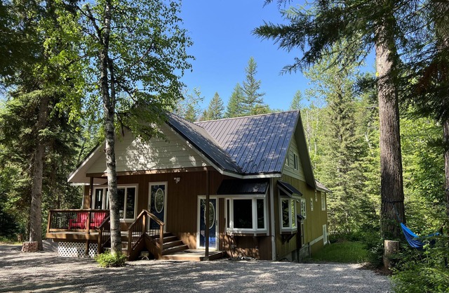 Glacier Snow Fox Lodge - Inside Glacier Park - Creek-front