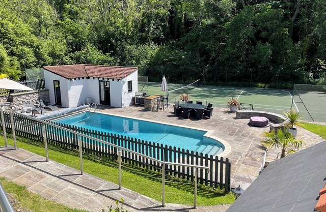 GLAMORGAN HOUSE, pet friendly, luxury holiday cottage in Cardiff