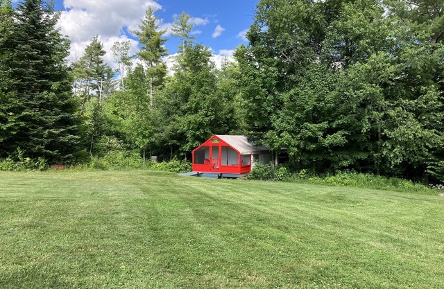 GLAMP SUZANNE: CANVAS CABIN ON PRETTY ADIRONDACK FARM OFFERS PRIVACY AND VIEWS