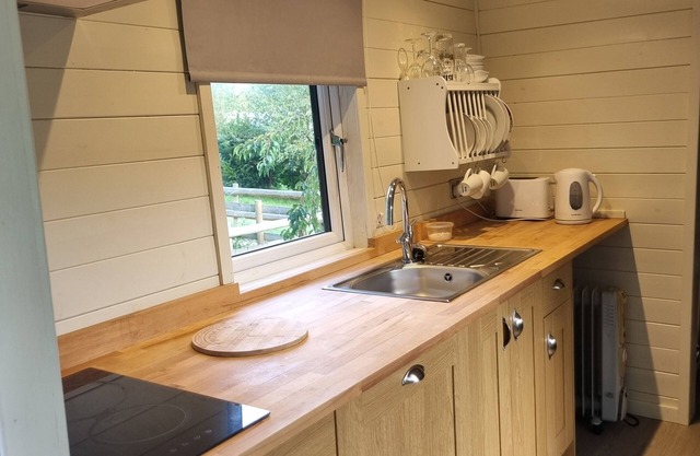 Glamping Hut - Riverview 4