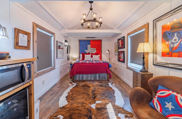 Glamping in Spicewood TX Hill Country~ Cabin 4 The Gus at Green Acres