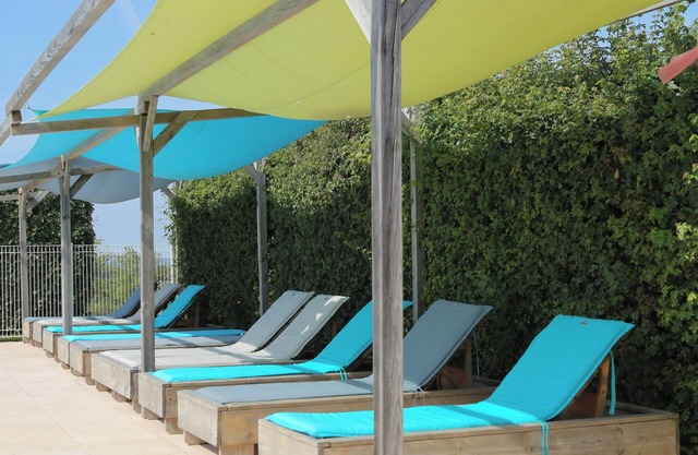 Glamping 'Safarilodge Tent 4 - 7 Personnes' with Private Terrace, Shared Garden and Wi-Fi