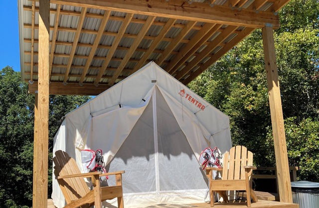 Glamping Tent. Pet friendly. Mountain Views.