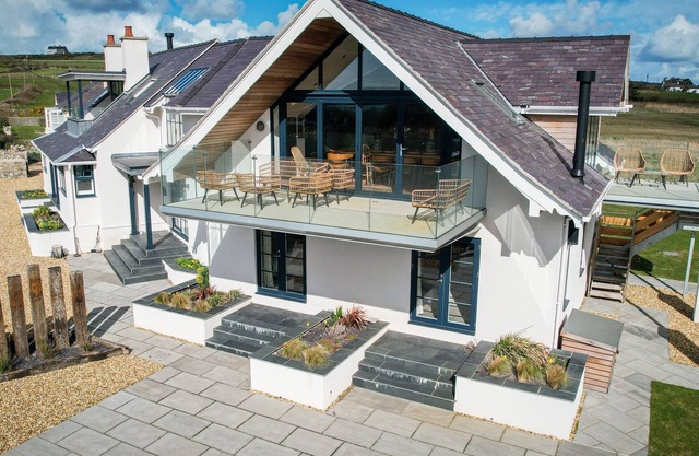 GLAN TOWYN, pet friendly, luxury holiday cottage in Rhoscolyn