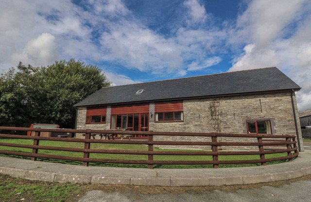 GLANYRAFON, family friendly, with hot tub in St Harmon