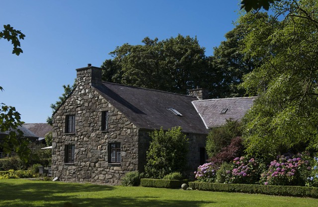 GLASFRYN FAWR, pet friendly, character holiday cottage in Pwllheli