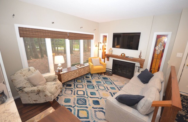 Glen Arbor condo in the woods w/screened porch, A/C, washer/dryer