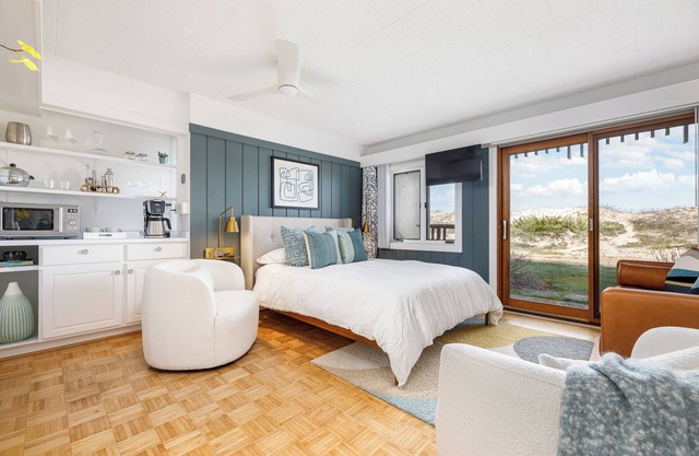 Glen Arbor Riverfront Retreat: Steps to Beach!