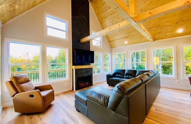 Glencoe Cabin - modern, hot tub, 3 king beds