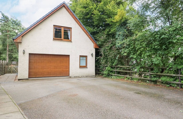 GLENMHOR APARTMENT, character holiday cottage in Fort William