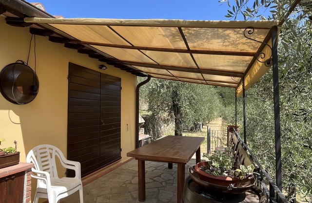 "Gli Olivi": apartment in a holiday home.