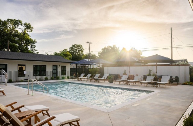 Gloria Inn Unit 8 -5 minutes from Baylor and 2 Blocks to Magnolia