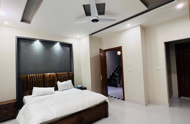 Glorious Guest House (Three Bedroom Unit)