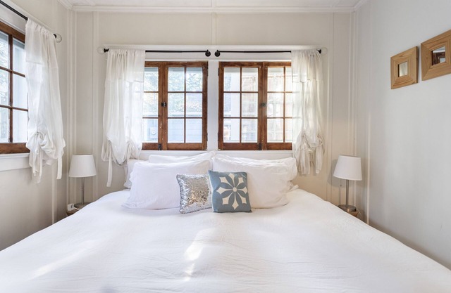 ★ GO-Cottage ★ Charming Dual Cottage Retreat ★ 3BD ★ Wifi ★ Yard ★ Walk to townn