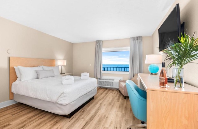 Gold Coast Inn Breathtaking Sunsets Standard Lake View Room 304