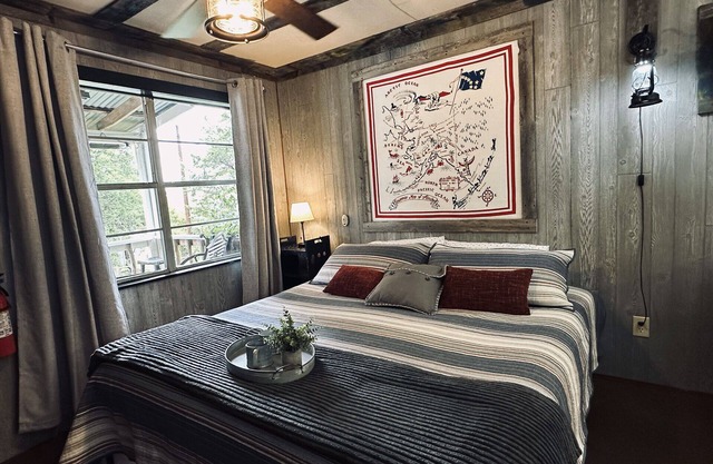 Gold Panner's Bunkhouse Sleeps 2 With King Size Bed
