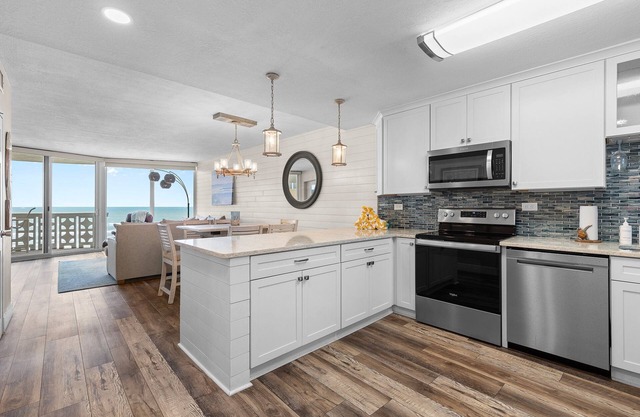 Golden Arms 602: Direct Ocean Views, 2 King Beds, Walk to Flagler Ave