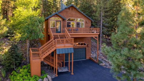 Golden Summit by AvantStay Stunning Secluded Cabin w Access to Tahoe Donner