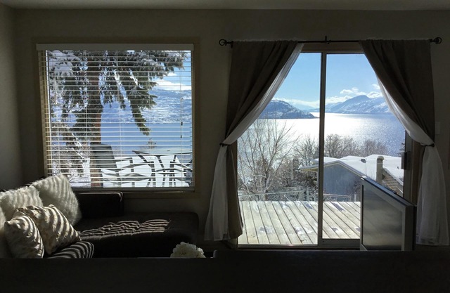 Golden View Cabin Pet Friendly Private Detached Studio w/Panoramic Lake View