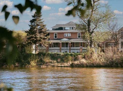 Goldsmith's River Front Inn