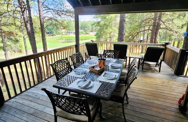 Golf course home w/views. Minutes to outdoor activities & Flagstaff downtown.