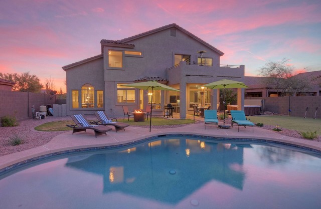 Golf Course & Mt VIEWS: Htd POOL, Hot Tub, Putting Green, Fire Pit, 3 Bikes
