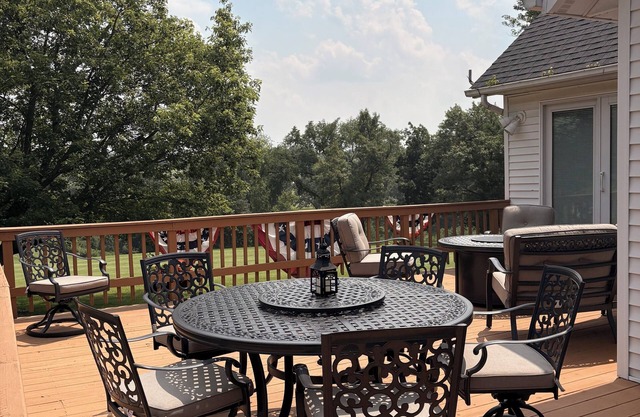 Golf Course Views & Family Fun – Large Apple Canyon Lake Vacation Home