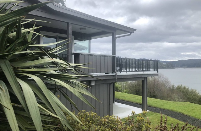 Golf Getaway. Spacious home with Bay Views. Near Bandon Dunes.